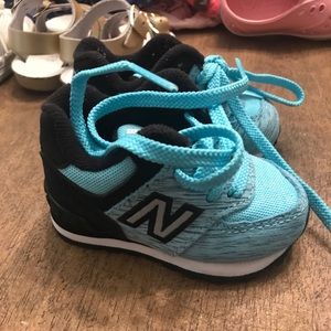 New Balance tennis shoes